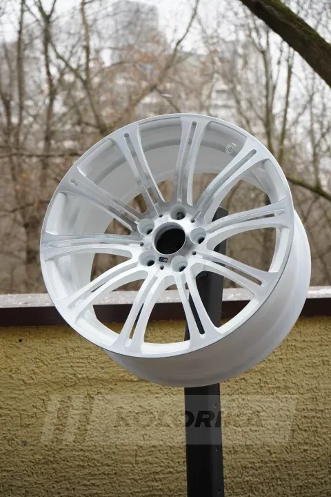 Покраска литых дисков BMW M5 в белый цвет