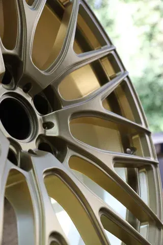 Покраска кованых дисков Lamborghini Urus в золотой цвет